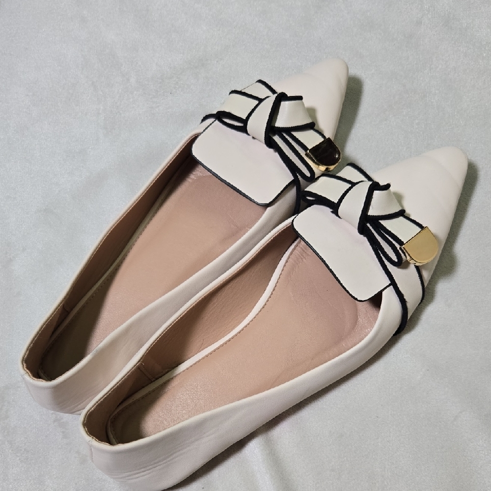 Elegant Cream Flats with Bow Accent - Picture 2 of 3